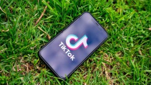 TikTok é alvo de processo por ex-funcionários “traumatizados”