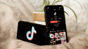 Com dificuldade para assistir vídeos estrangeiros? O TikTok lança função para ampliar seus horizontes