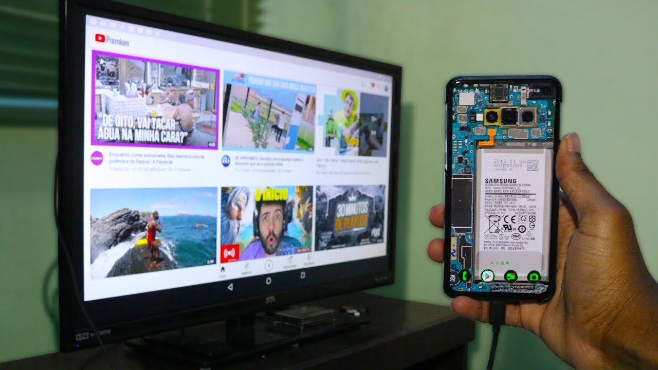 Captura de tela pessoa conectando celular na TV através de um cabo
