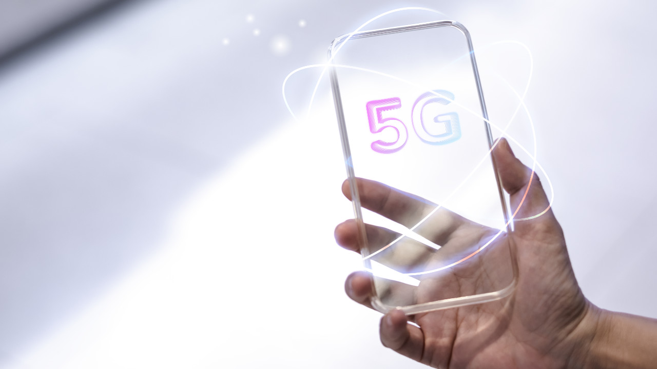 Pessoa segurando celular 5G custo-benefício de vidro em 2023