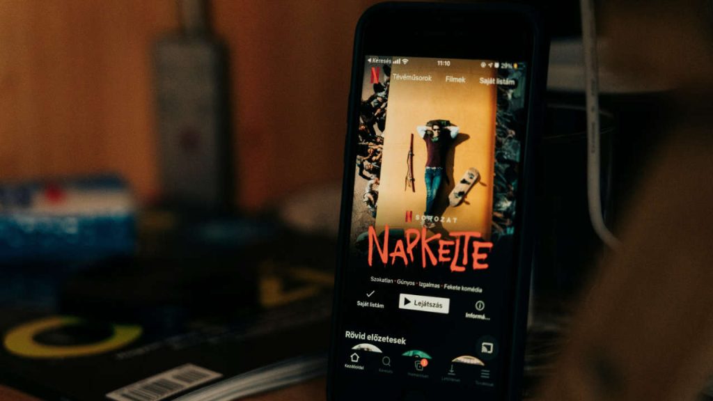 Celular ligado em cartaz de filme na Netflix