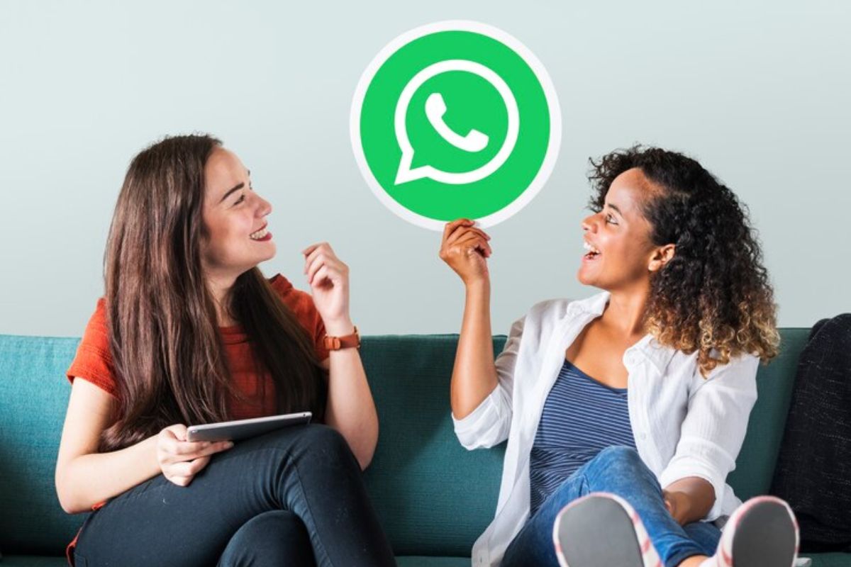 Duas mulheres no sofá conversam e seguram um símbolo do Whatsapp ganha novas funções