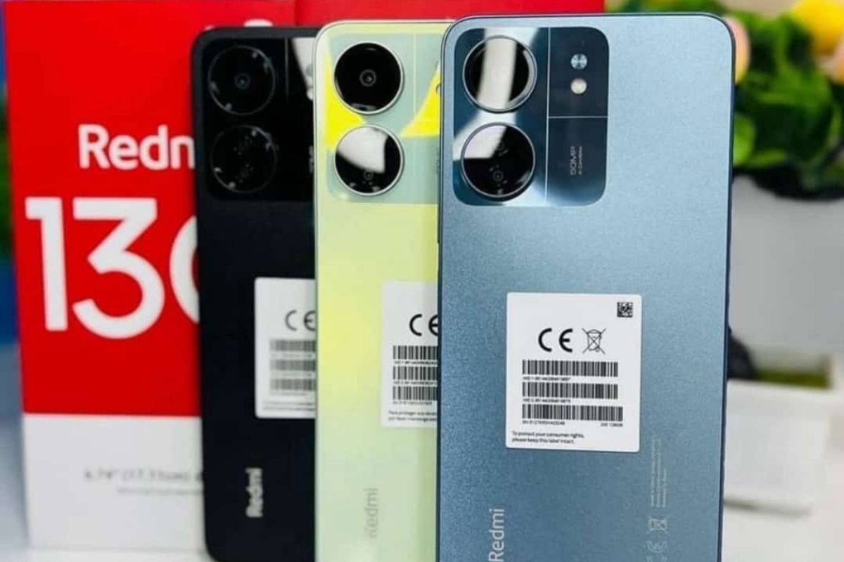 Três celulares da Xiaomi para divulgação em frente à uma caixa do modelo