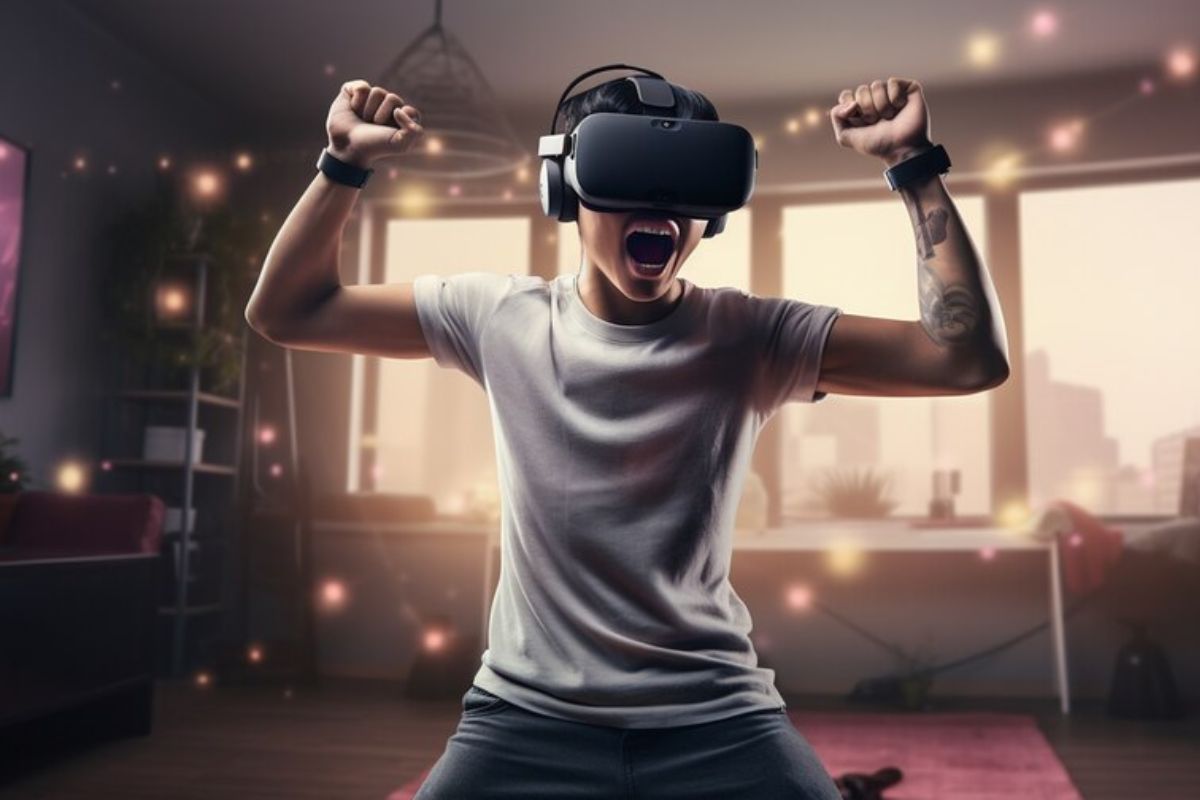 Um jovem animado com as mãos para o alto jogando com um óculo VR