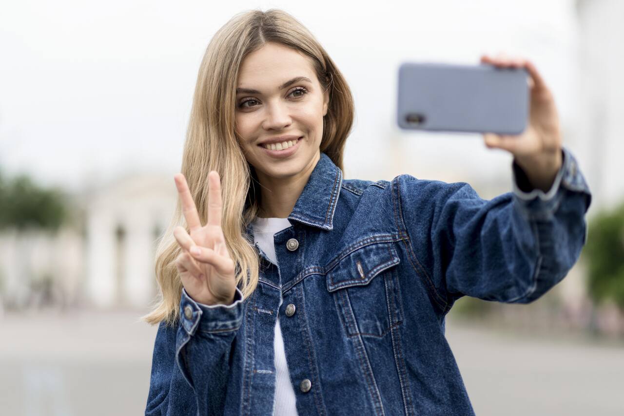 Jovem tirando selfie com seu celular 