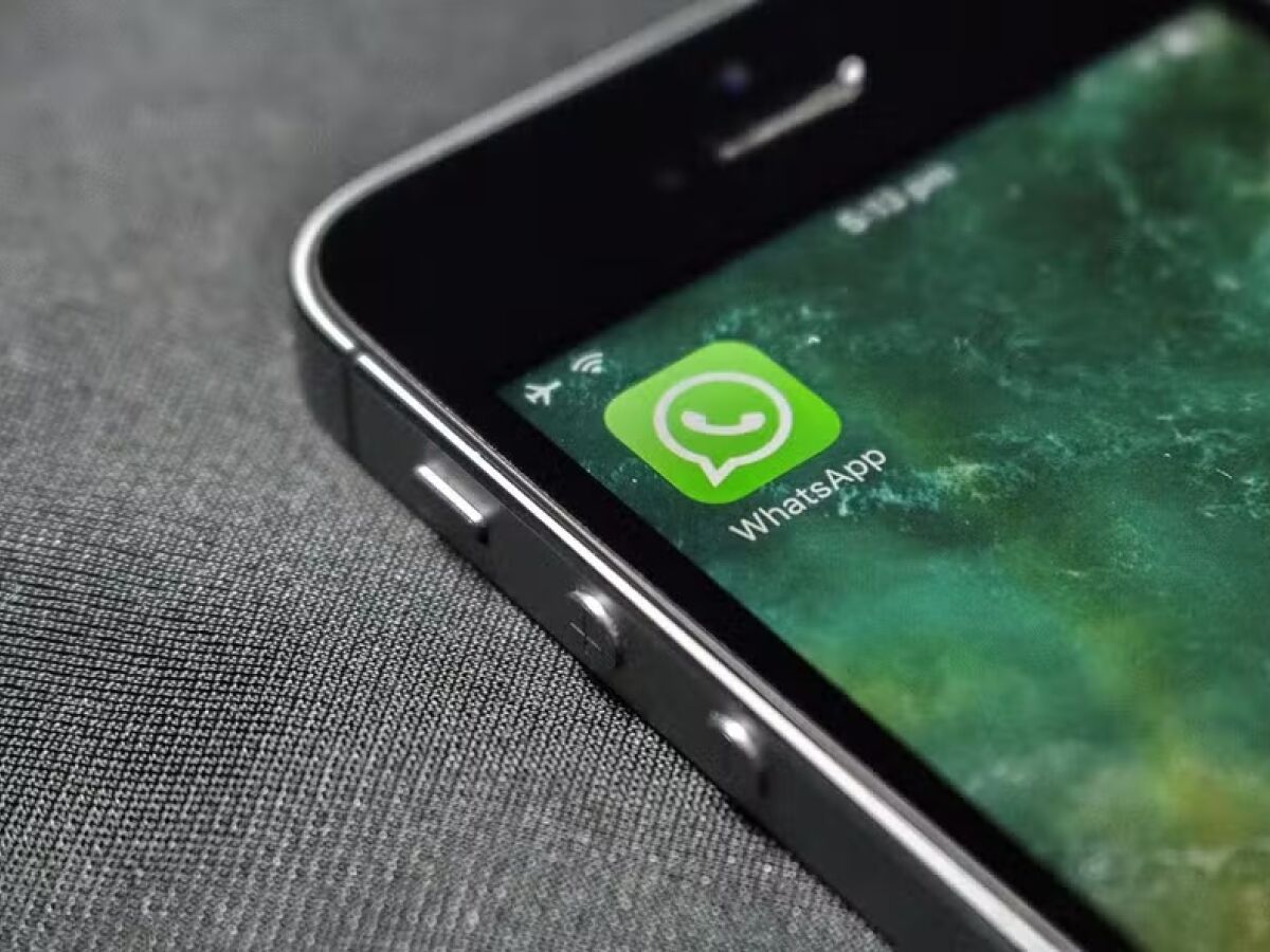 Close na tela de um smartphone mostrando app do WhatsApp