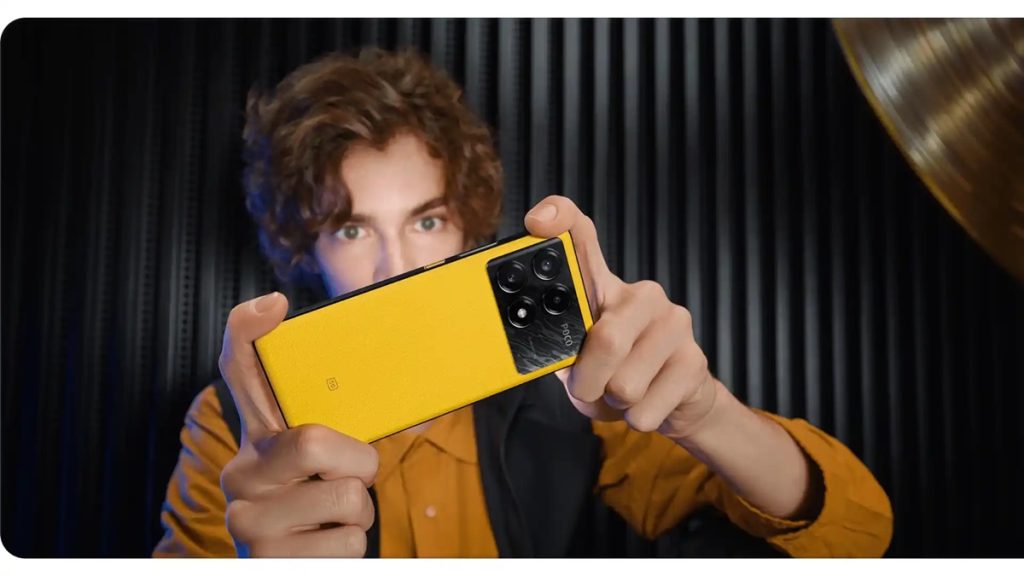 Rapaz segurando um Xiaomi Poco X6 Pro amarelo