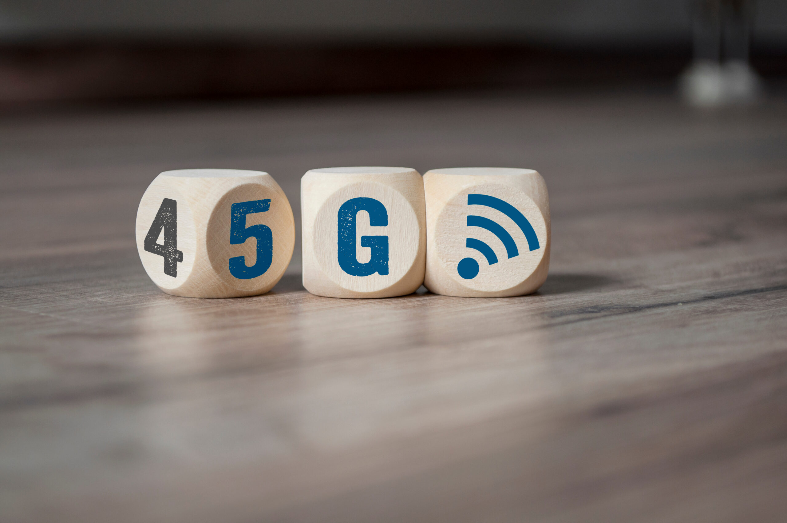 Dados com os números 4 e 5, e a letra G. Outro dado com ícone de conexão Wi-Fi