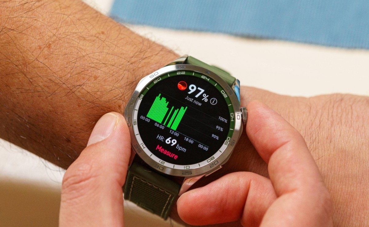 Smartwatch Huawei Watch GT 4 no pulso de um homem