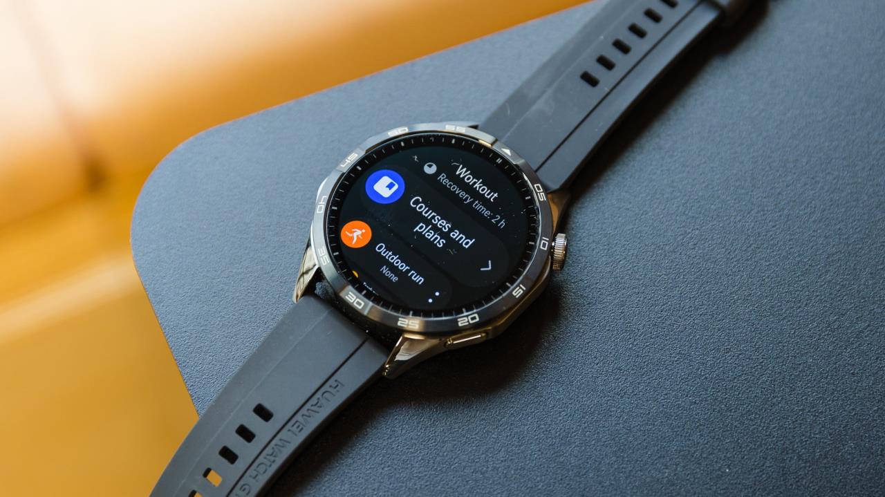 Smartwatch Huawei Watch GT 4 em cima de uma mesa