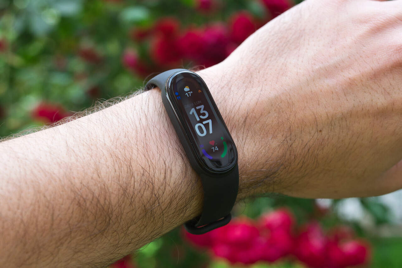 Close de um braço masculino com um Xiaomi Mi Smart Band 6 no pulso 