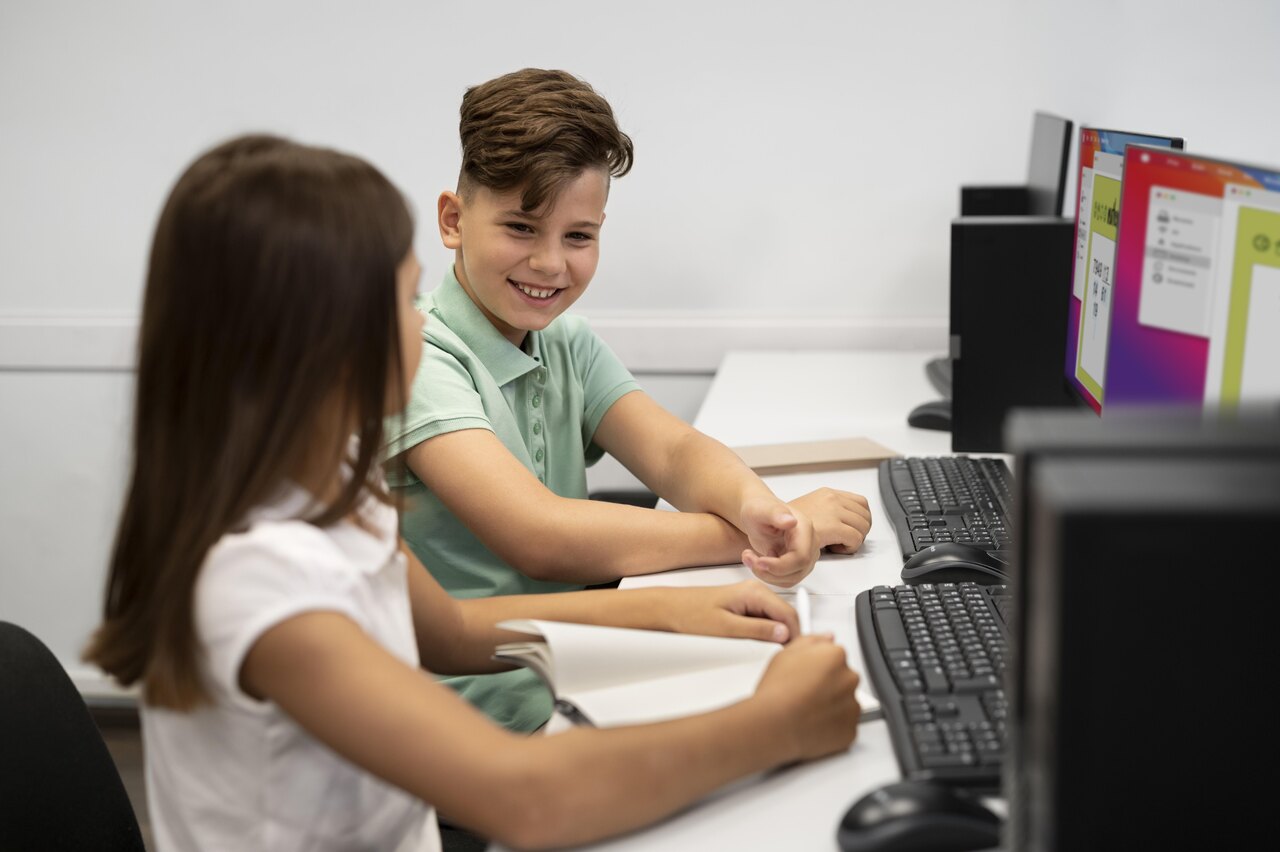 Crianças aprendem com jogos educativos na escola 