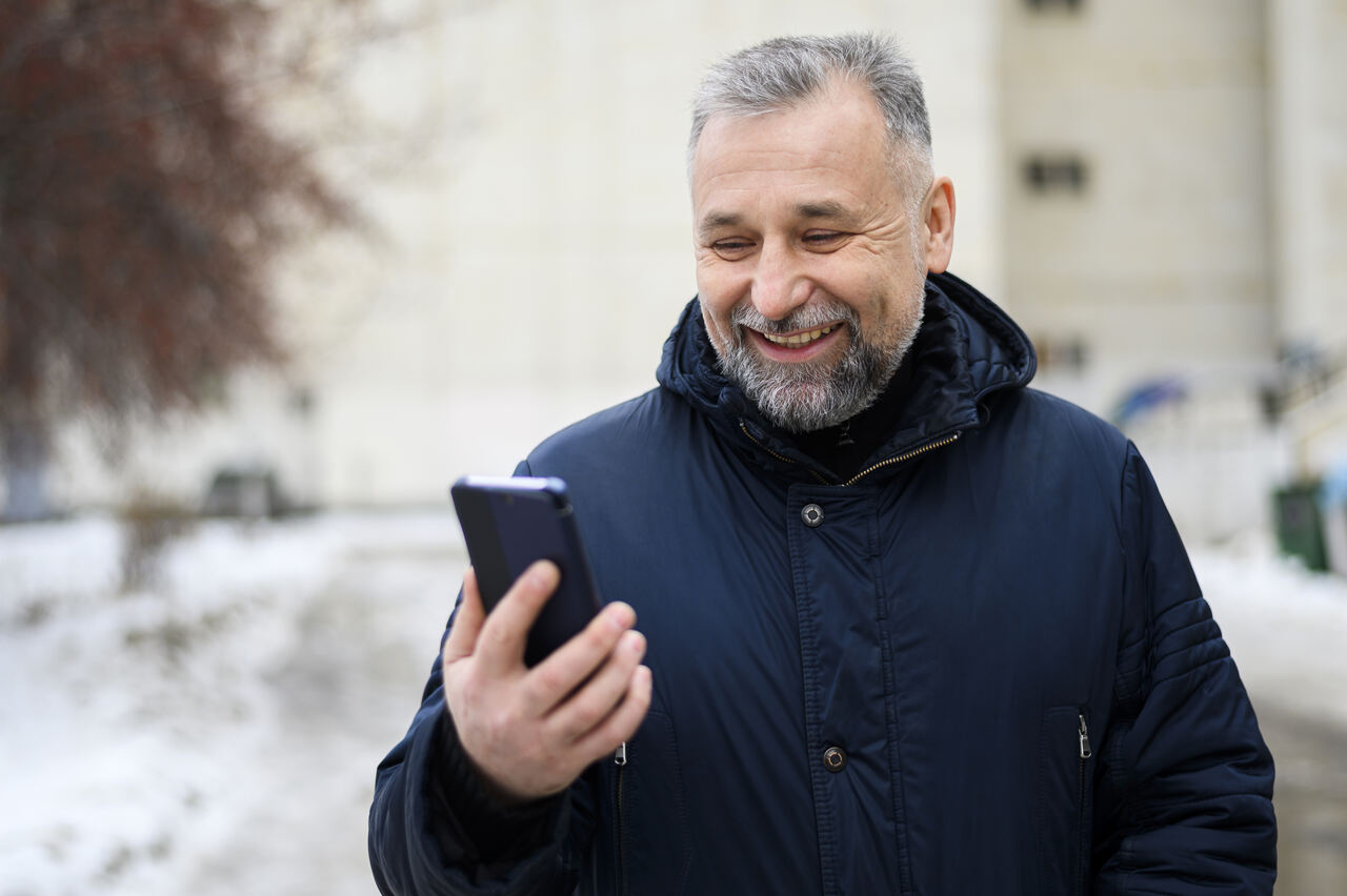 Homem adulto em ligação de video no celular 