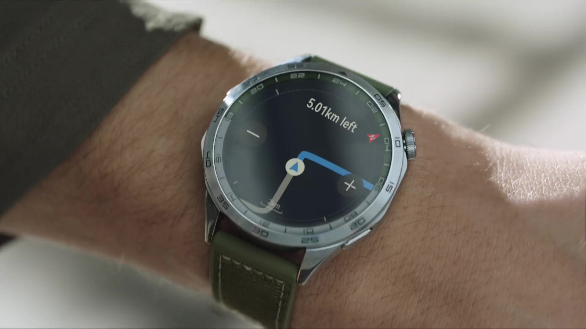 Smartwatch Huawei Watch GT 4 no pulso de um homem