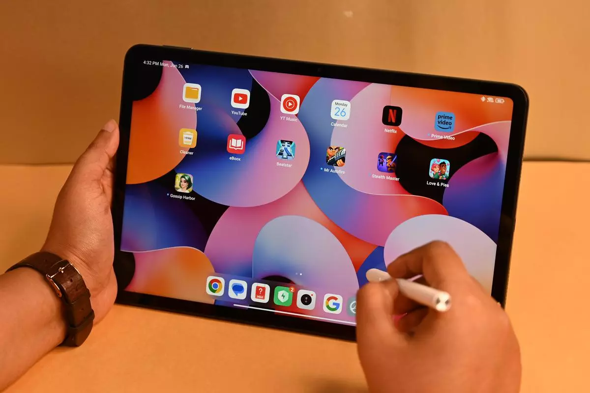 Close de uma mão manuseando uma smart pen em umTablet Xiaomi Pad 6